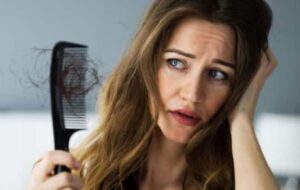 मानसून में बाल झड़ना कैसे रोकें? जानिए 7 असरदार घरेलू उपाय